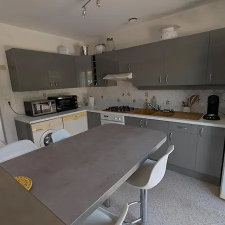 Maison Agreable Dans Lotissement Avec Jardin Villa